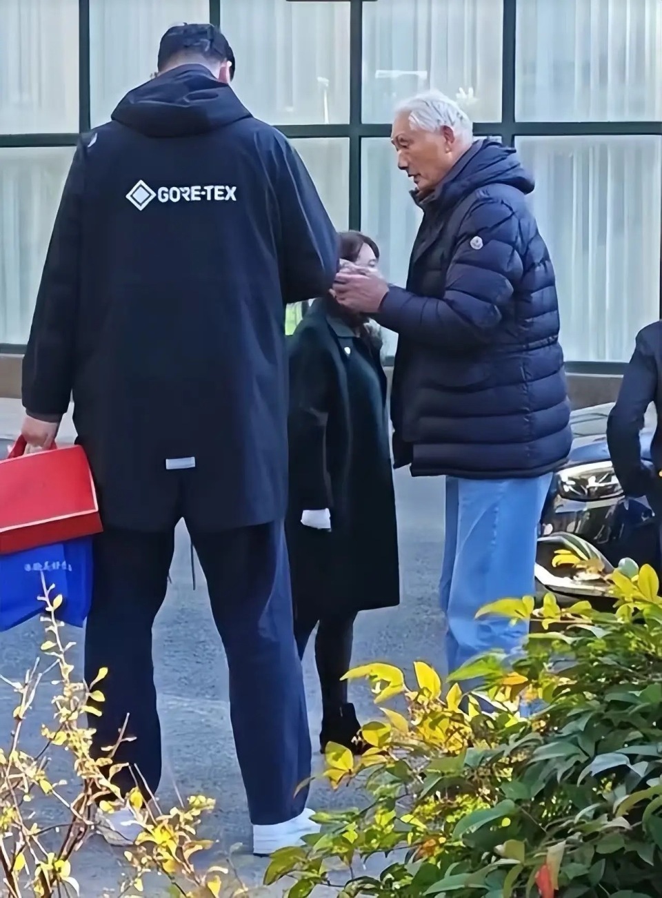 姚明陪父母上海探亲，穿一身黑衣又高又壮，目测体重得有400斤！(图10)