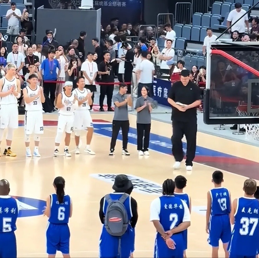 姚明陪父母上海探亲，穿一身黑衣又高又壮，目测体重得有400斤！(图18)