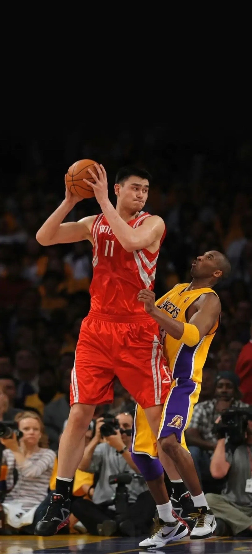 姚明陪父母上海探亲，穿一身黑衣又高又壮，目测体重得有400斤！(图14)