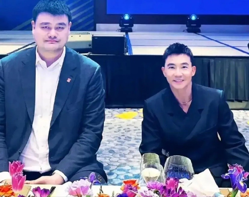 姚明陪父母上海探亲，穿一身黑衣又高又壮，目测体重得有400斤！(图16)