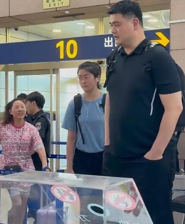 姚明陪父母上海探亲，穿一身黑衣又高又壮，目测体重得有400斤！(图19)