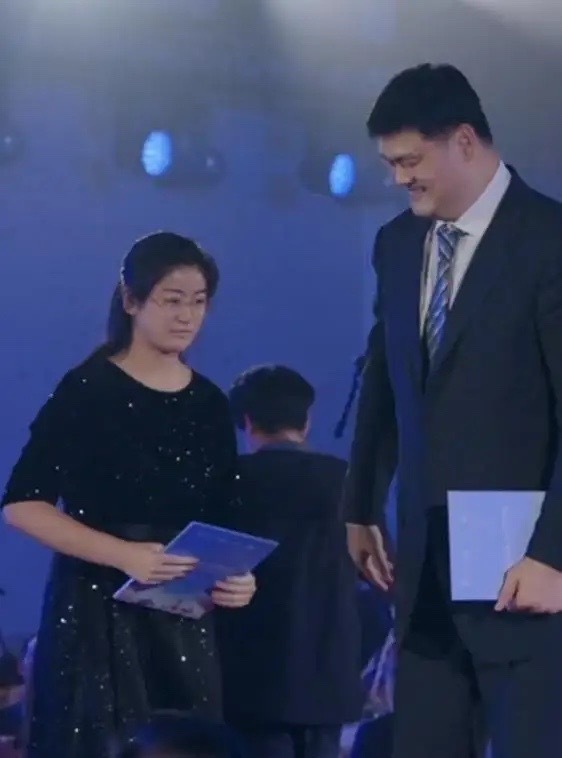 姚明陪父母上海探亲，穿一身黑衣又高又壮，目测体重得有400斤！(图20)