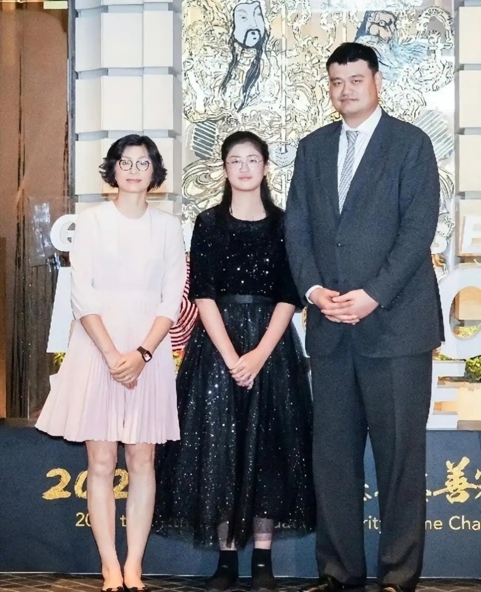 姚明陪父母上海探亲，穿一身黑衣又高又壮，目测体重得有400斤！(图22)