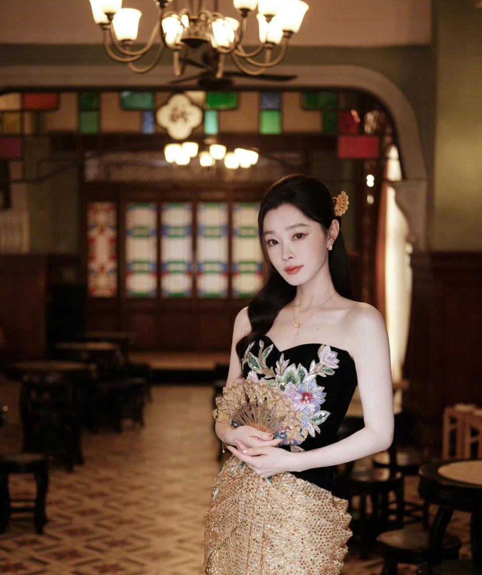 宋轶的新中式美学，半扎长发温婉动人，黑色