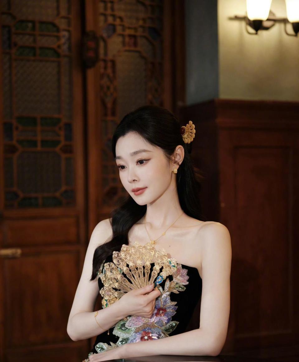 宋轶的新中式美学，半扎长发温婉动人，黑色丝绒抹胸东方韵味满满(图3)