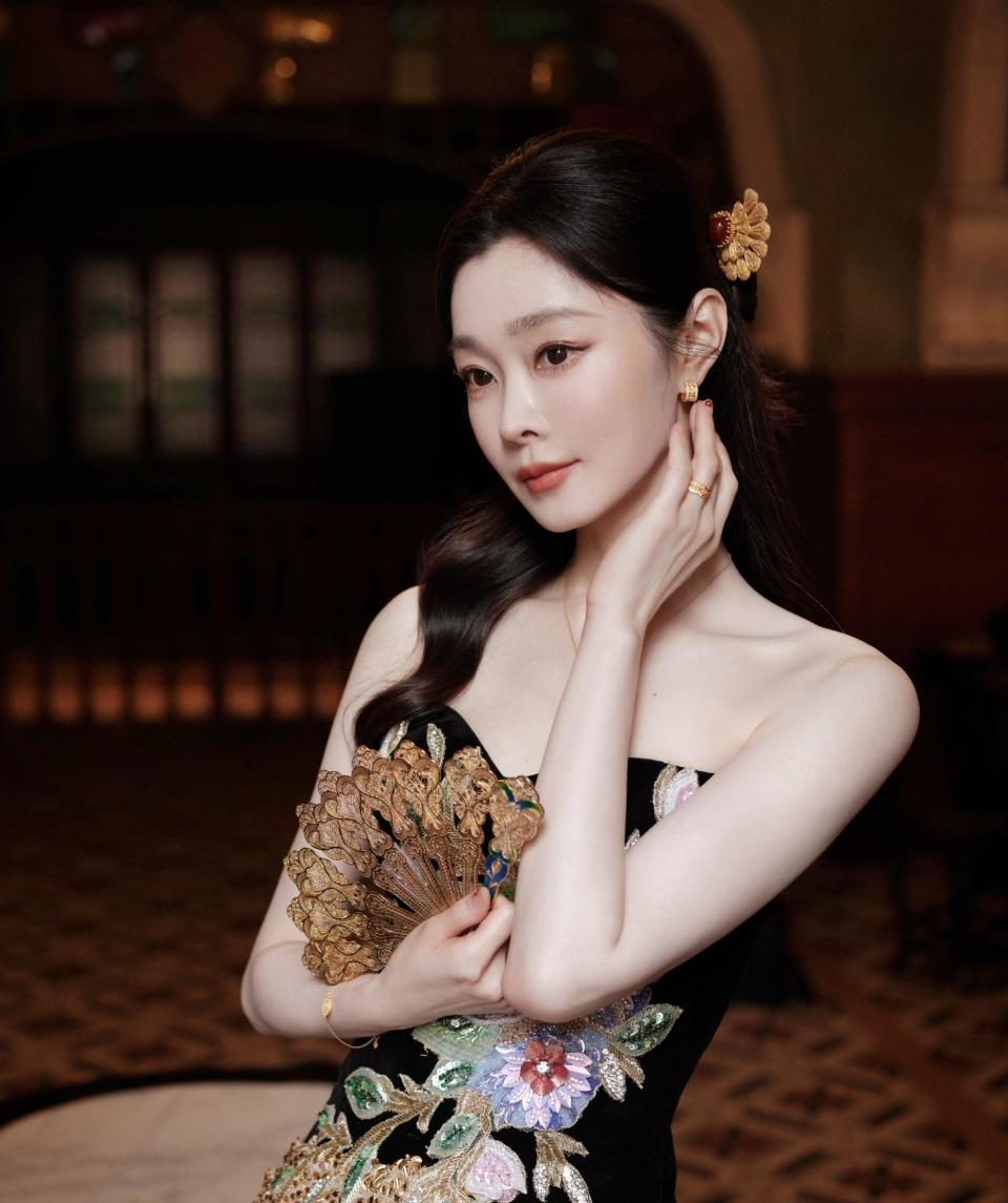 宋轶的新中式美学，半扎长发温婉动人，黑色丝绒抹胸东方韵味满满(图2)