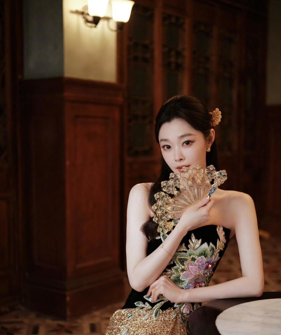 宋轶的新中式美学，半扎长发温婉动人，黑色丝绒抹胸东方韵味满满(图4)