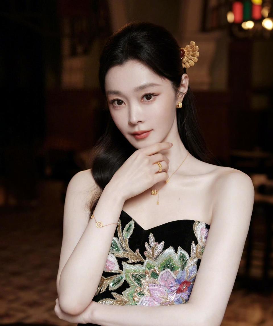 宋轶的新中式美学，半扎长发温婉动人，黑色丝绒抹胸东方韵味满满(图5)