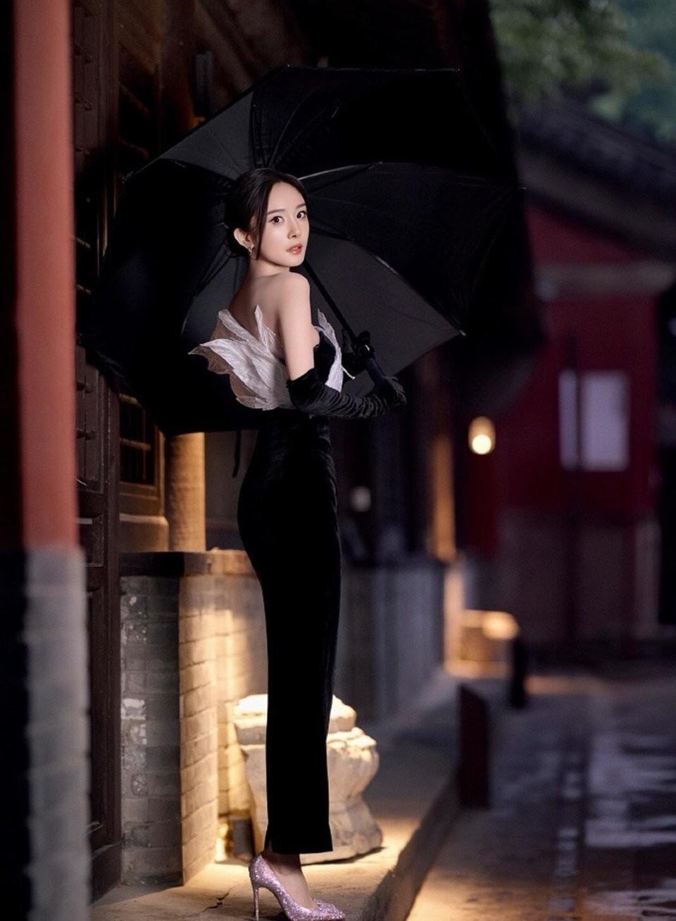 杨幂黑西装红高跟杀疯了！拿完视后穿回御姐装，这才是85花的转型(图2)