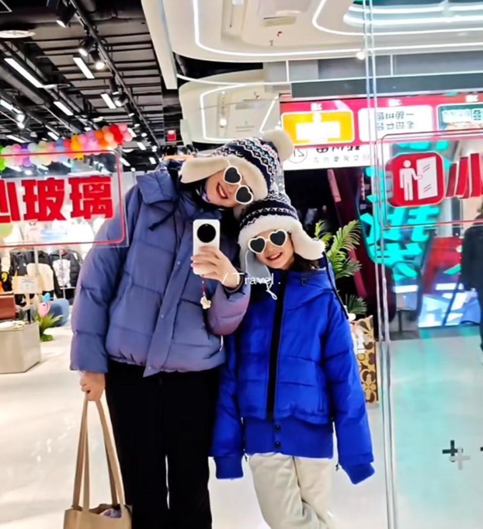 张梓琳哈尔滨度假，否认怀三胎，10岁女儿穿着她衣服，母女像姐妹(图1)