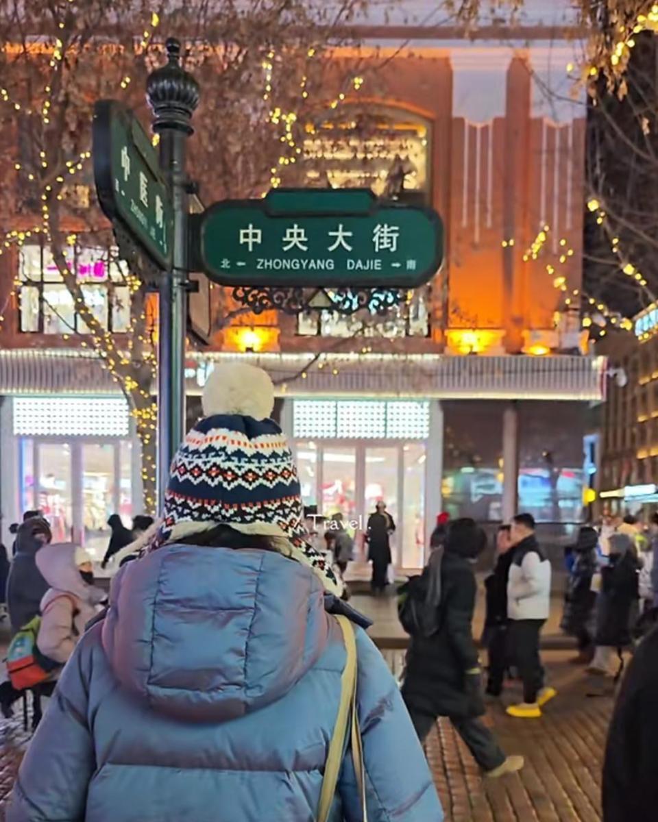 张梓琳哈尔滨度假，否认怀三胎，10岁女儿穿着她衣服，母女像姐妹(图4)