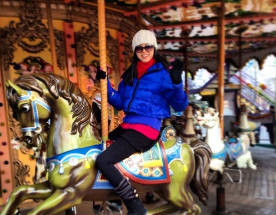 张梓琳哈尔滨度假，否认怀三胎，10岁女儿穿着她衣服，母女像姐妹(图3)