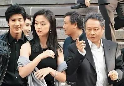 汤唯大学时期的照片，难怪当年李安梁朝伟会选她当女主角！(图1)