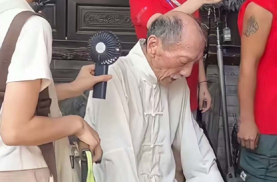 突传死讯！香港知名演员因病离世，生前吸着氧还坚持拍戏(图4)