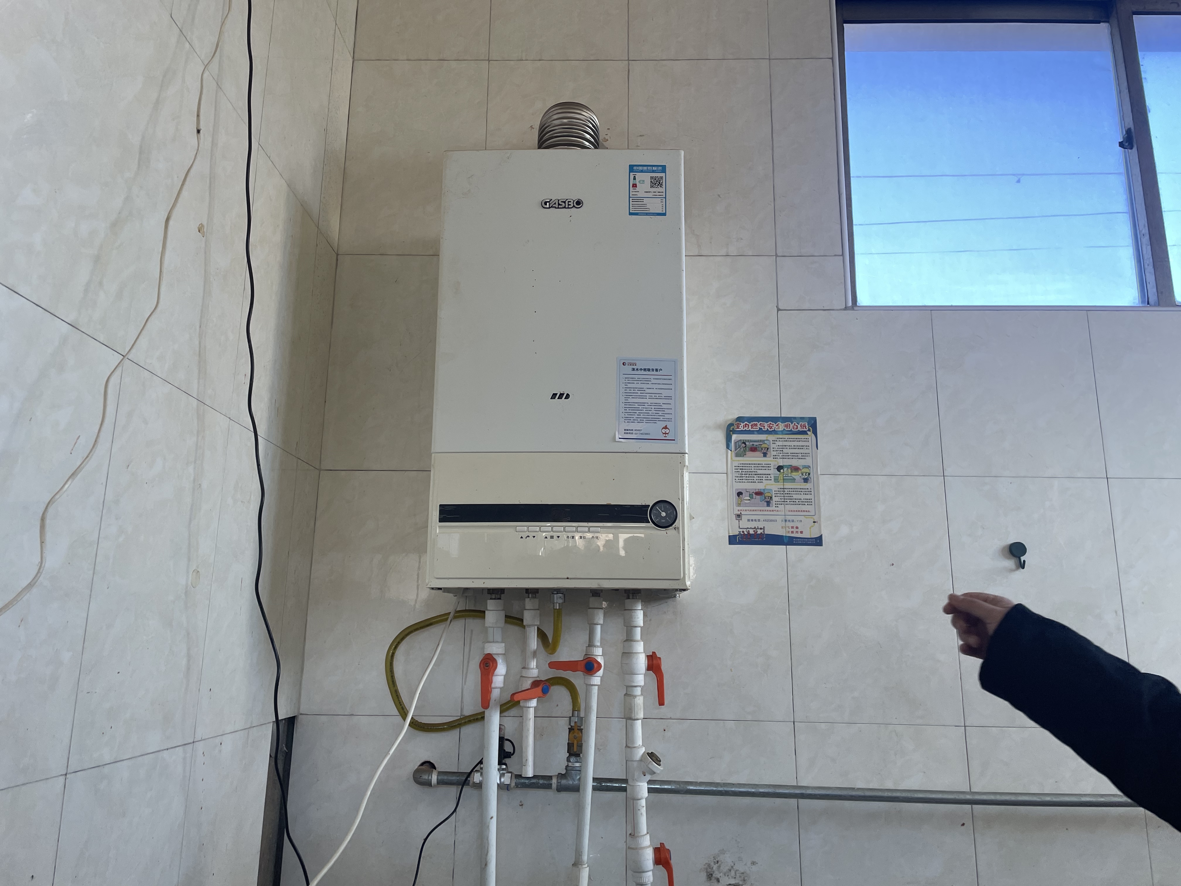 河北农村居民：70多岁的邻居老夫妻，在寒冬下还未开壁挂炉取暖(图1)