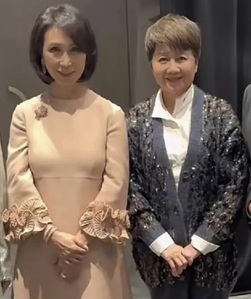 梁安琪何超凤同框差距明显，年龄同样60多岁，前者气血足后者干瘪(图2)