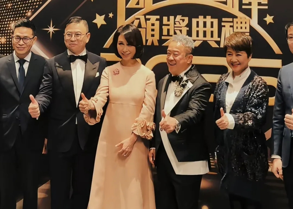 梁安琪何超凤同框差距明显，年龄同样60多