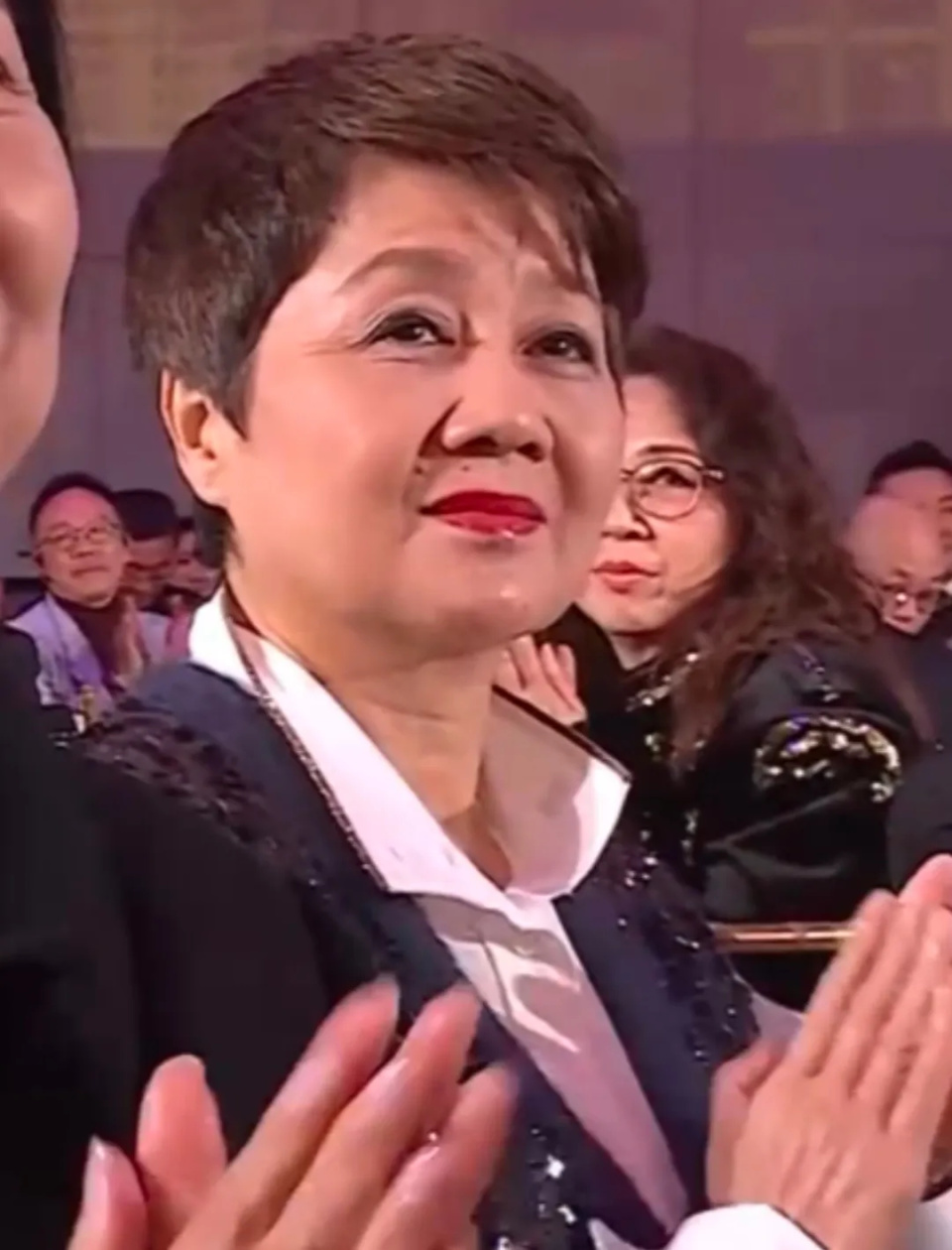 梁安琪何超凤同框差距明显，年龄同样60多岁，前者气血足后者干瘪(图5)