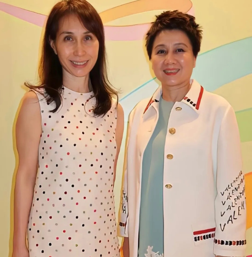 梁安琪何超凤同框差距明显，年龄同样60多岁，前者气血足后者干瘪(图10)