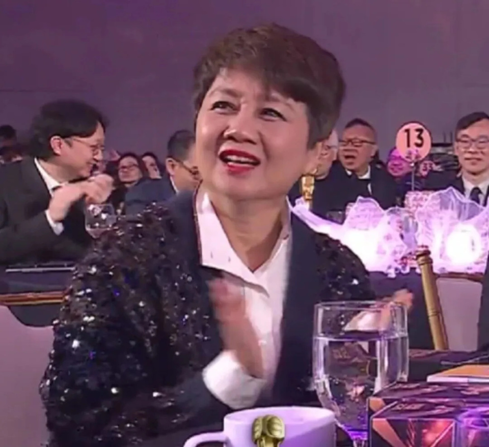 梁安琪何超凤同框差距明显，年龄同样60多岁，前者气血足后者干瘪(图6)