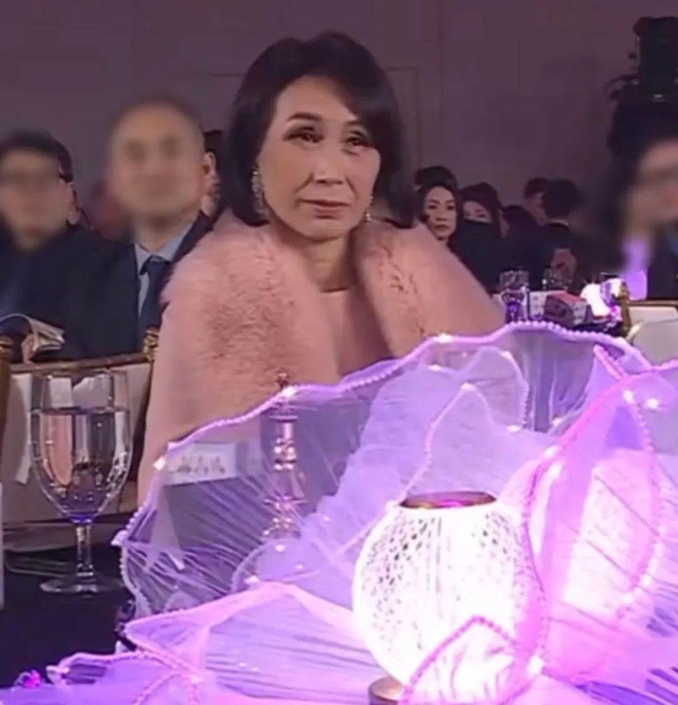 梁安琪何超凤同框差距明显，年龄同样60多岁，前者气血足后者干瘪(图7)