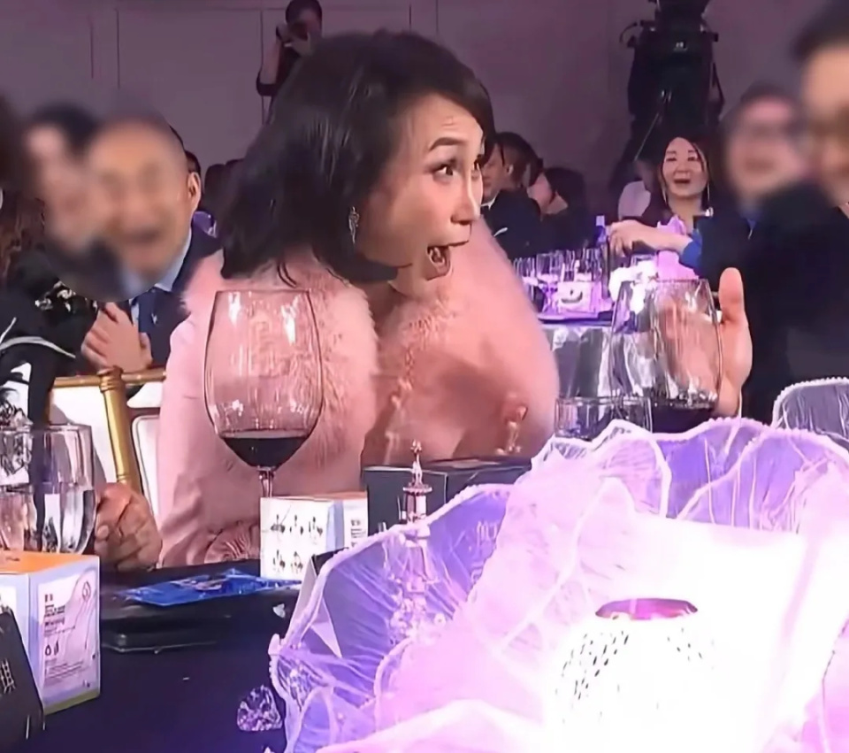 梁安琪何超凤同框差距明显，年龄同样60多岁，前者气血足后者干瘪(图9)