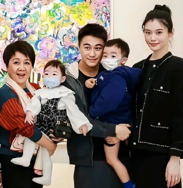 梁安琪何超凤同框差距明显，年龄同样60多岁，前者气血足后者干瘪(图11)