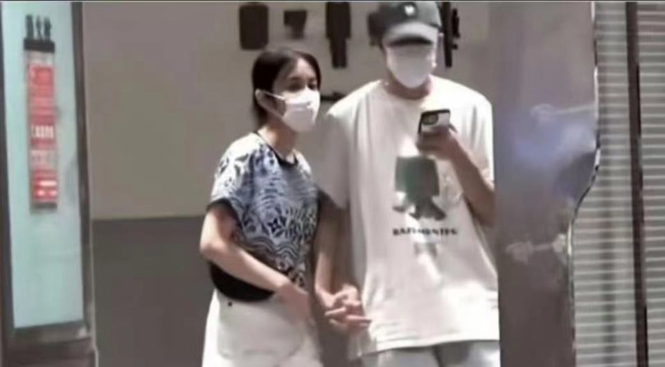 一边否认一边又被拍牵手逛街看电影，这次王晓晨还会否认吗(图4)