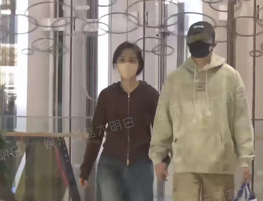 一边否认一边又被拍牵手逛街看电影，这次王晓晨还会否认吗(图2)