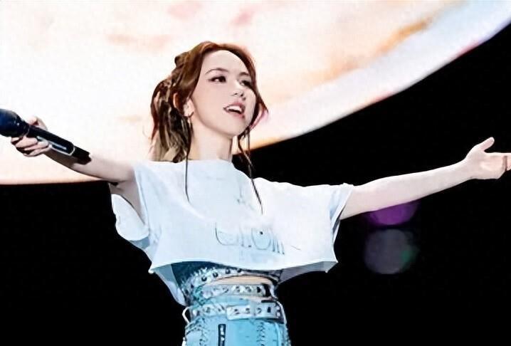 远离造神陷阱，官媒发文辟谣，揭开了邓紫棋真实处境，李健没说错(图1)