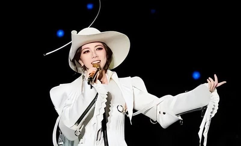 远离造神陷阱，官媒发文辟谣，揭开了邓紫棋真实处境，李健没说错(图12)