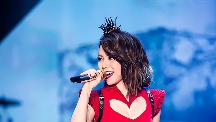 远离造神陷阱，官媒发文辟谣，揭开了邓紫棋真实处境，李健没说错(图25)