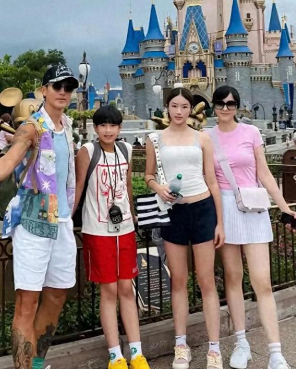 吴尊女儿才14岁!身高直逼172cm,网友:这发育速度也太惊人了(图5) 吴尊女儿才14岁!身高直逼172cm,网友:这发育速度也太惊人了(图5)