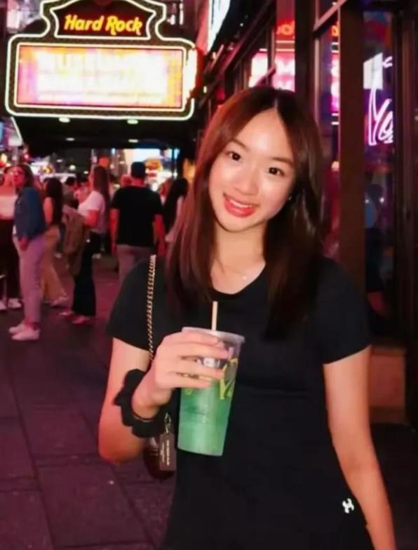 吴尊女儿才14岁!身高直逼172cm,网友:这发育速度也太惊人了(图3) 吴尊女儿才14岁!身高直逼172cm,网友:这发育速度也太惊人了(图3)