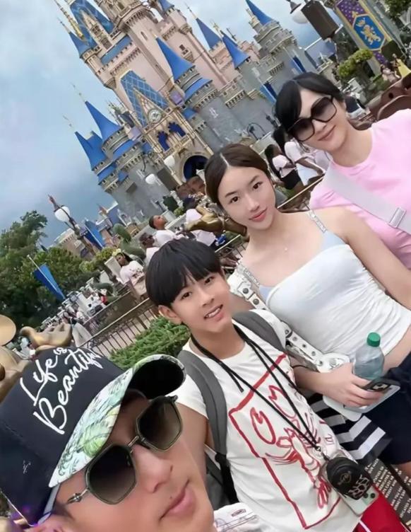 吴尊女儿才14岁!身高直逼172cm,网友:这发育速度也太惊人了(图4) 吴尊女儿才14岁!身高直逼172cm,网友:这发育速度也太惊人了(图4)