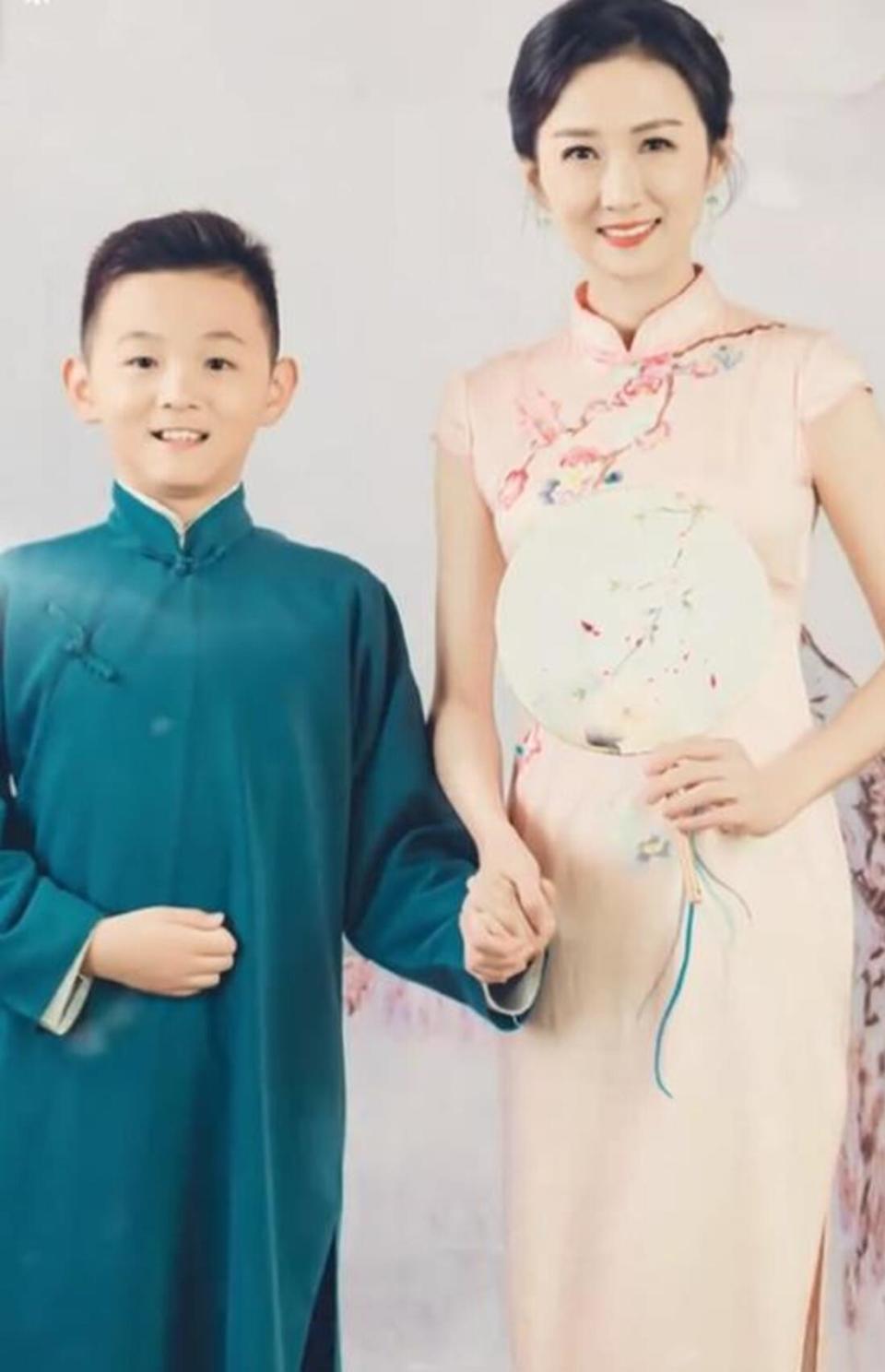 刘佳佳被传去世多年后露面,首晒母子合照,儿子五官像妈妈很帅气(图3) 刘佳佳被传去世多年后露面,首晒母子合照,儿子五官像妈妈很帅气(图3)