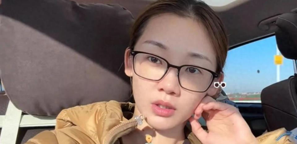 苗苗元旦带儿女探班郑恺！新加坡吃日料游泳，孩子自己洗澡很独立(图6)