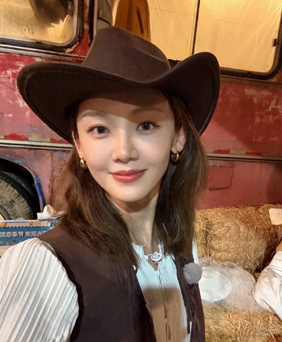 苗苗元旦带儿女探班郑恺！新加坡吃日料游泳