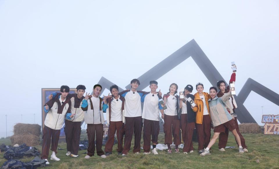 苗苗元旦带儿女探班郑恺！新加坡吃日料游泳，孩子自己洗澡很独立(图4)