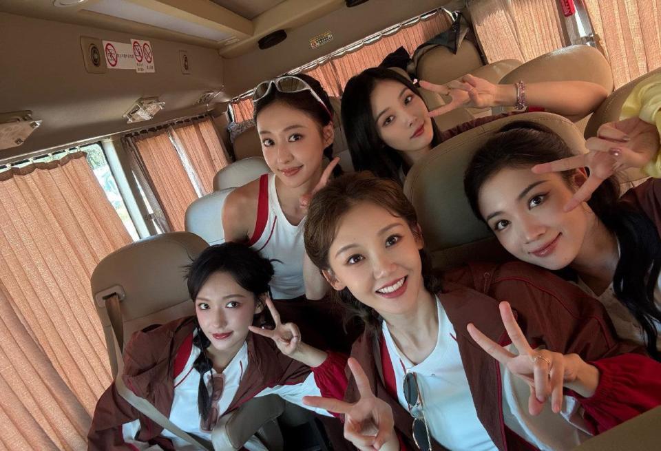 苗苗元旦带儿女探班郑恺！新加坡吃日料游泳，孩子自己洗澡很独立(图3)