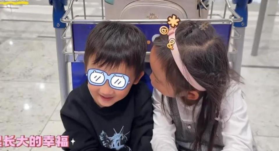 苗苗元旦带儿女探班郑恺！新加坡吃日料游泳，孩子自己洗澡很独立(图8)