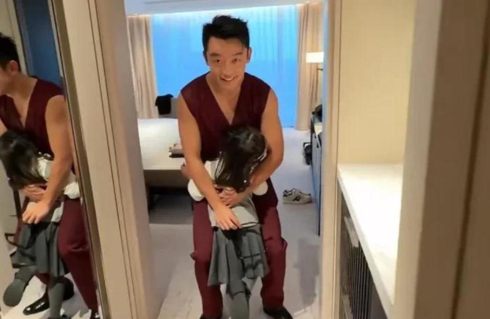 苗苗元旦带儿女探班郑恺！新加坡吃日料游泳，孩子自己洗澡很独立(图9)