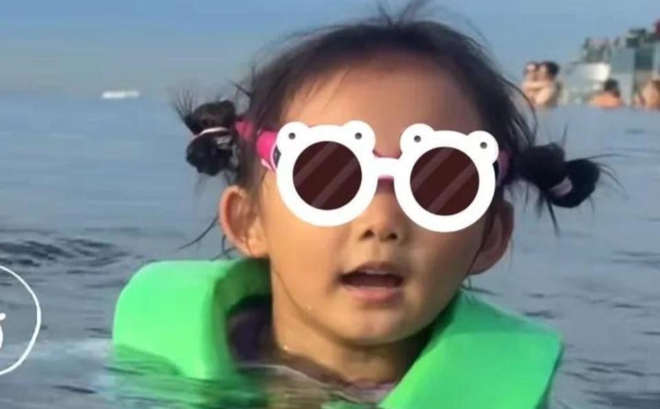 苗苗元旦带儿女探班郑恺！新加坡吃日料游泳，孩子自己洗澡很独立(图11)