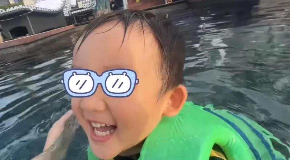 苗苗元旦带儿女探班郑恺！新加坡吃日料游泳，孩子自己洗澡很独立(图12)