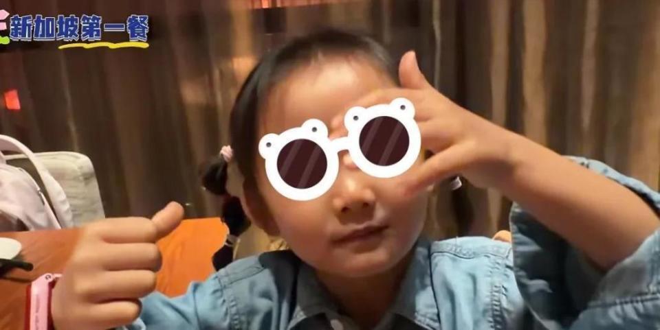 苗苗元旦带儿女探班郑恺！新加坡吃日料游泳，孩子自己洗澡很独立(图10)