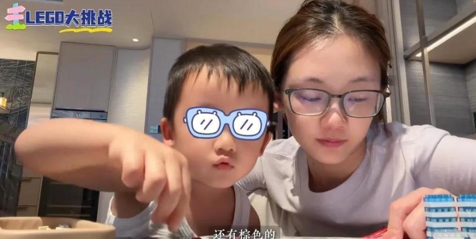 苗苗元旦带儿女探班郑恺！新加坡吃日料游泳，孩子自己洗澡很独立(图14)