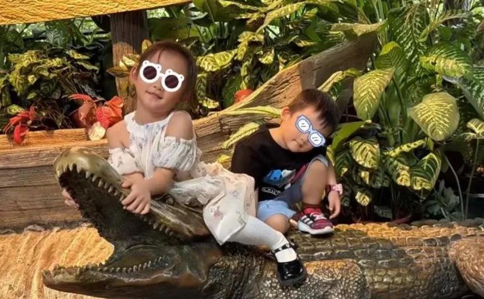 苗苗元旦带儿女探班郑恺！新加坡吃日料游泳，孩子自己洗澡很独立(图18)