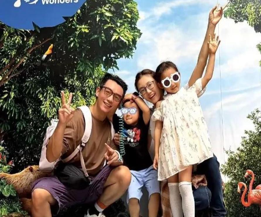 苗苗元旦带儿女探班郑恺！新加坡吃日料游泳，孩子自己洗澡很独立(图17)