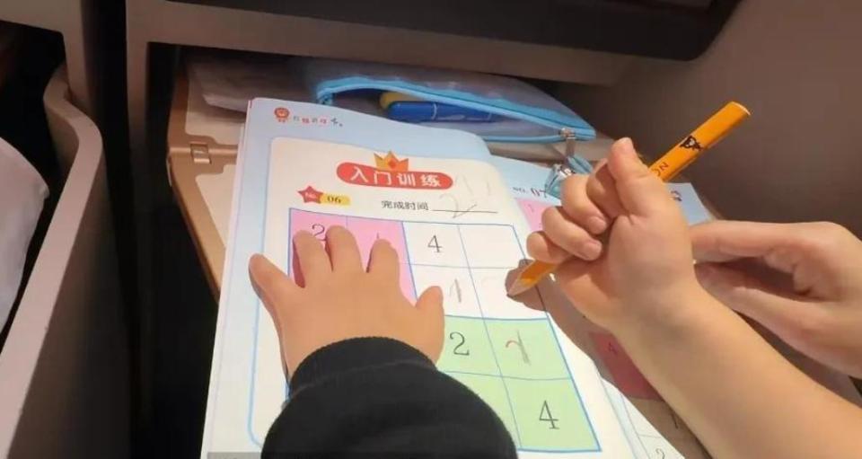 苗苗元旦带儿女探班郑恺！新加坡吃日料游泳，孩子自己洗澡很独立(图20)