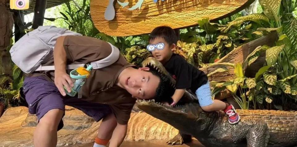 苗苗元旦带儿女探班郑恺！新加坡吃日料游泳，孩子自己洗澡很独立(图19)